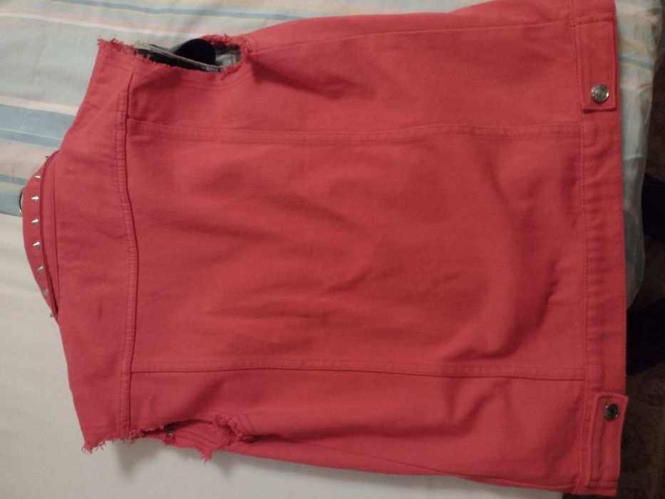 Colete ganga sem mangas vermelho com rebites