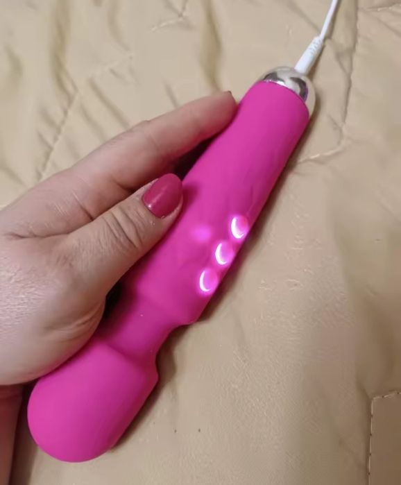 Женский массажёр микрофон