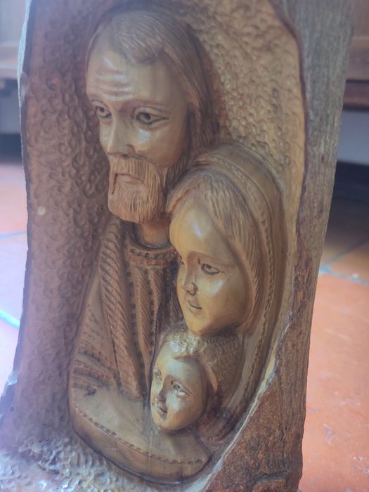 Sagrada família esculpida em madeira oliveira