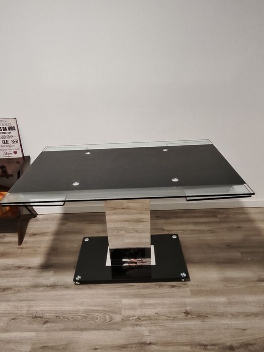 Conjunto de Mesa em Vidro + 4 Cadeiras em Pele — Design Moderno