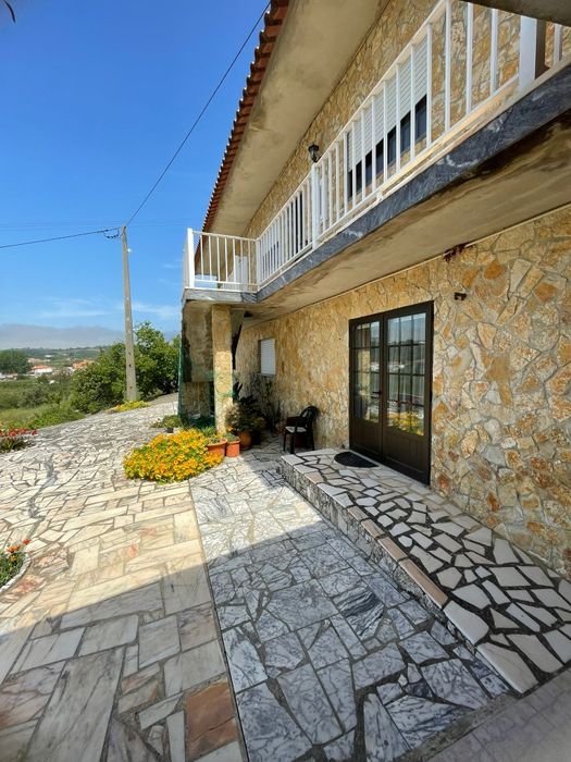 Moradia T4+ em zona de natureza e sossegada  com terreno