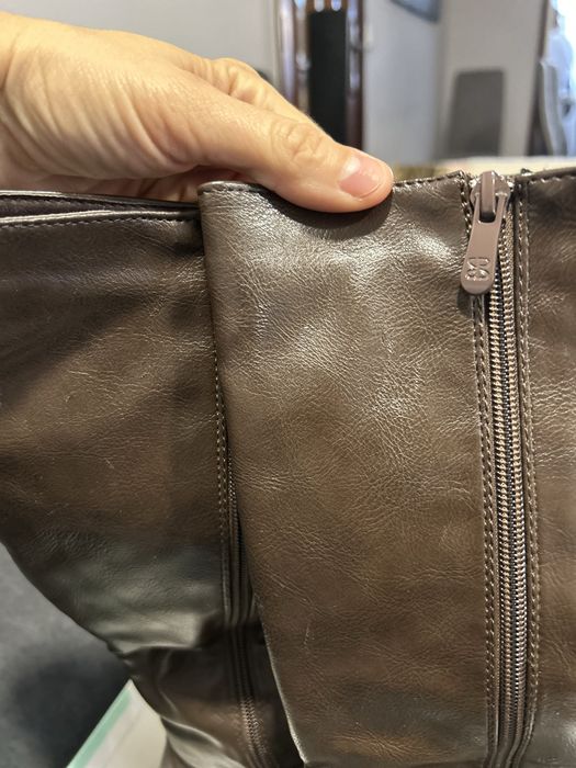 Botas castanhas de cano alto com salto