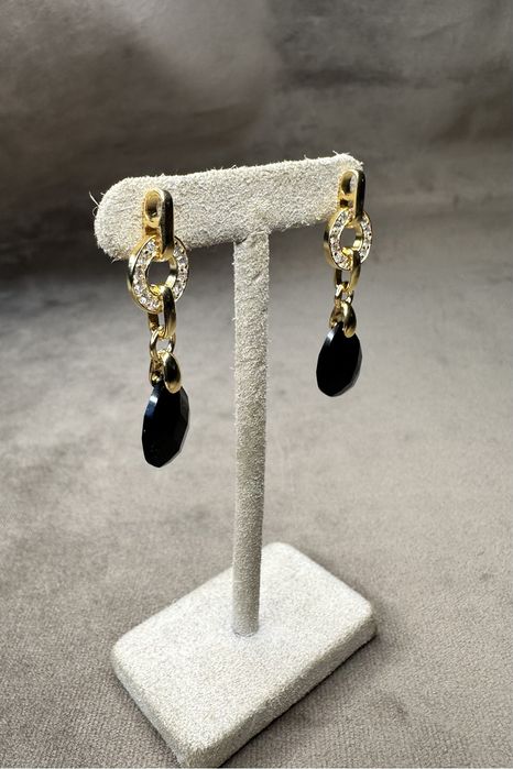 Brincos em prata dourada com zirconeas e onix