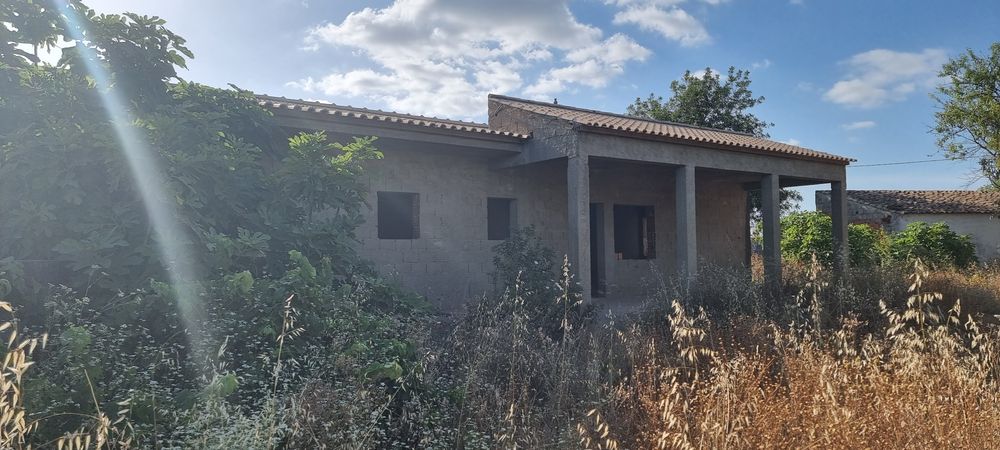 Vende-se  Terreno com casa em Paderne