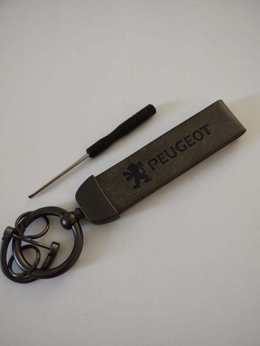 Breloczek Peugeot skórzany ciemno szary