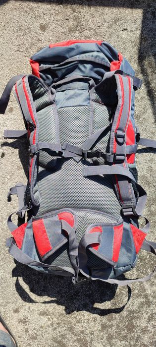 Mochila de caminhada campismo muito bom estado super confortável usar
