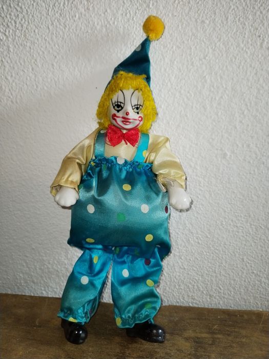 Palhaço com cara, mãos e pés em porcelana