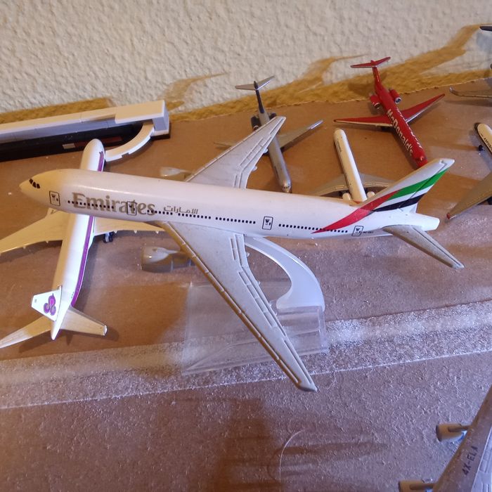 Vários modelos de aviões de miniatura