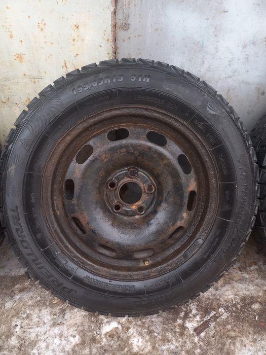 Продам практически новые зимние колеса 195/65  R15.