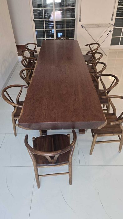 Conjunto Exclusivo: Mesa de Madeira Maciça com Bordas Naturais + 12 Cadeiras Wishbone