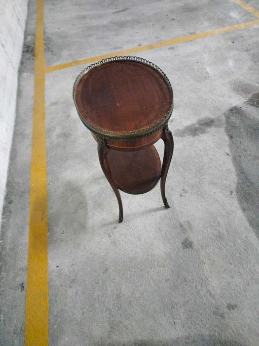 Mesa de Apoio Oval em Madeira com Apliques em Latão