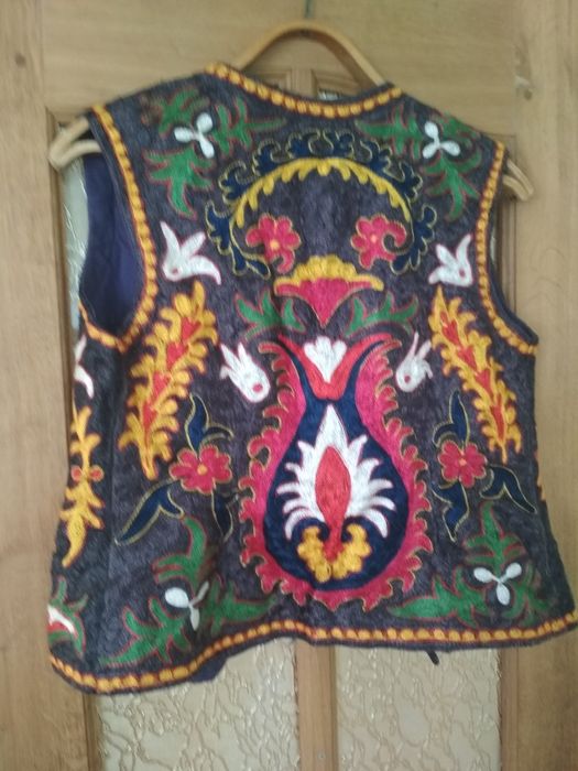 Прекрасний вишитий жилет
