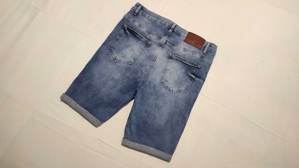 Шорти чоловічі DENIM Short Be Inspired

розмір:  L / 34 

б/у