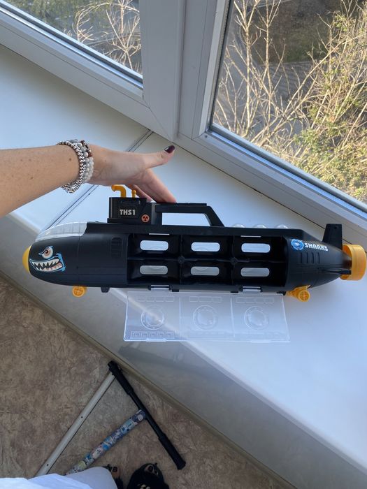 Підводний човен для зберігання машинок