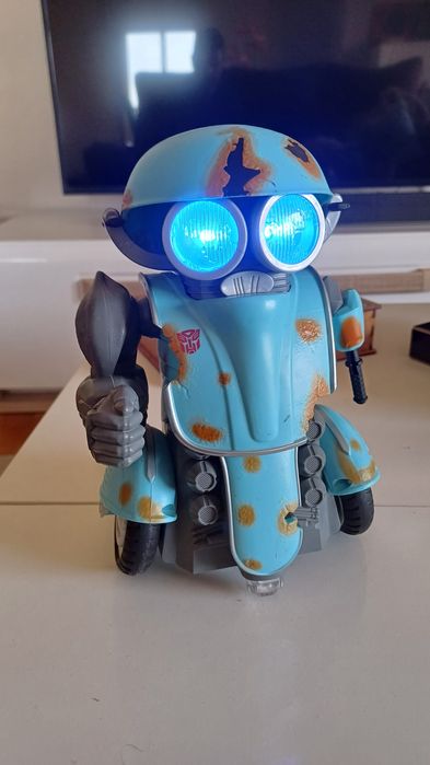 Robô Transformers com comando.