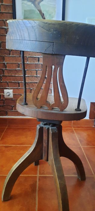 Cadeira antiga de madeira com suporte em ferro