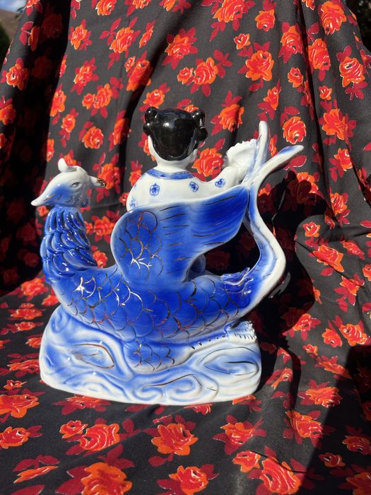 Фарфорова статуетка дівчина з птахом 1990 роки.