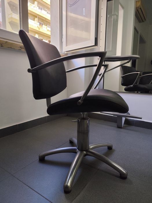 Par de Cadeiras de Cabeleireiro Profissionais - Hidráulicas e Ergonómicas