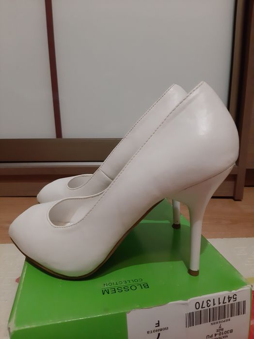 Білі туфлі з відкритим носом