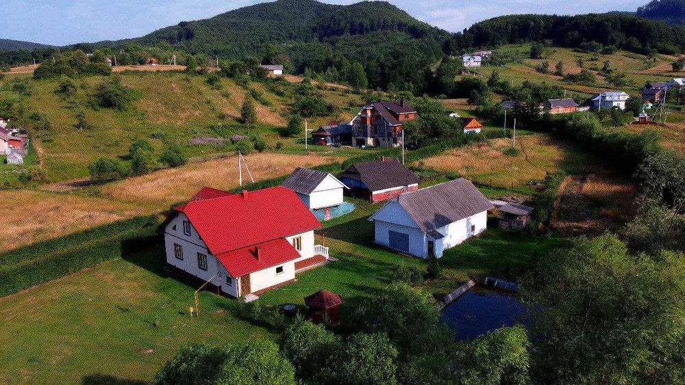 Продається будинок з ділянкою і меблями