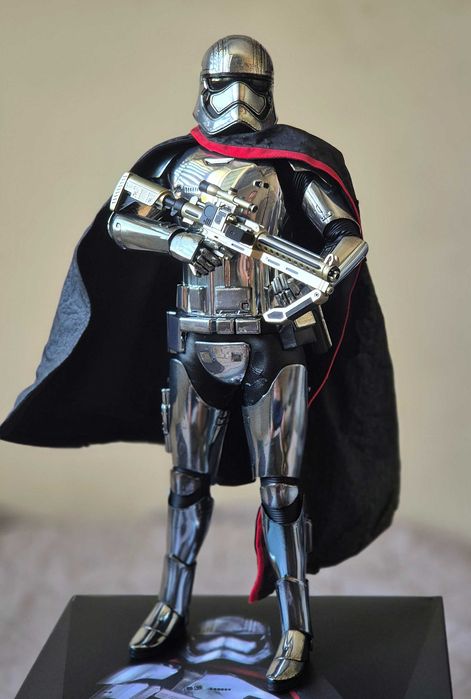 Hot Toys Captain Phasma Star Wars Force Awakens 1/6