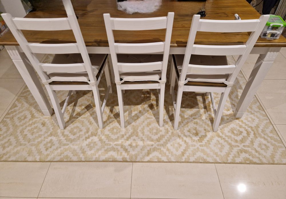 Conjunto de 6 cadeiras com almofada de sentar-se.