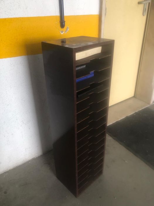 Movel para guardar livros ou discos castanho em bom estado