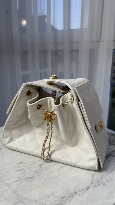 Сумка chanel hobo белого цвета