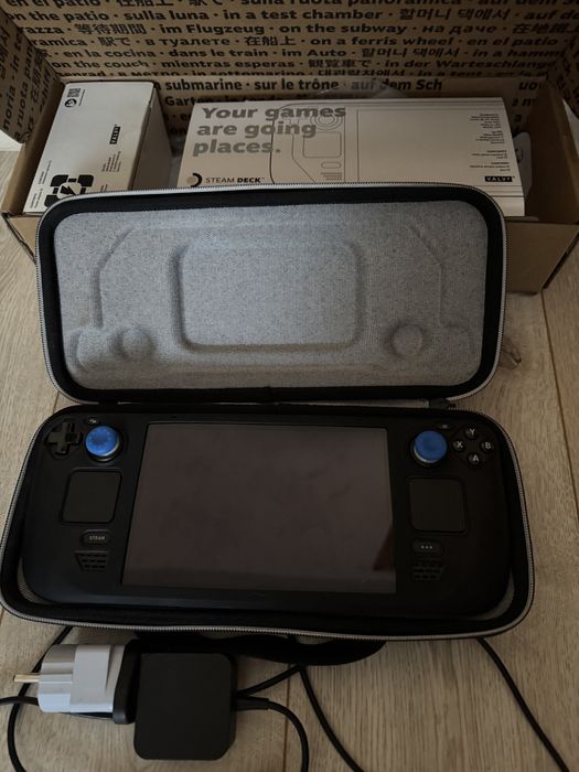 Портативна ігрова приставка Valve Steam Deck 256 GB