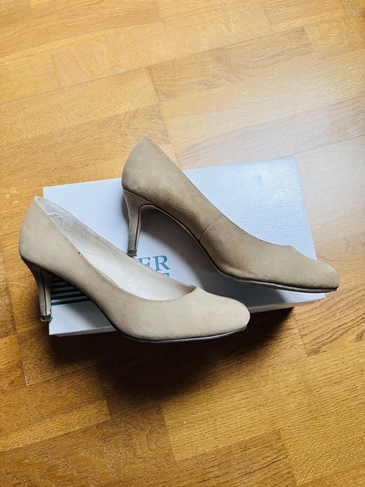 Wygodne niewysokie szpilki kawa z mlekiem