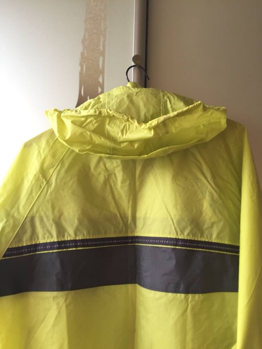 Дощовик . Яскравий. Стан відмінний.