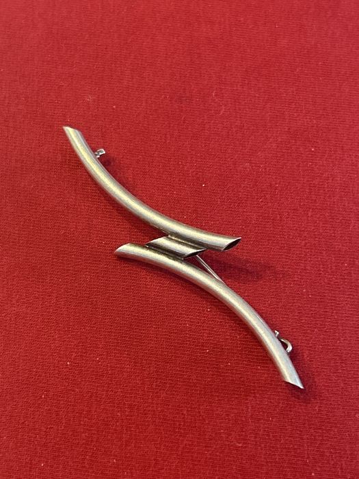 Srebrna broszka z oznaczeniami