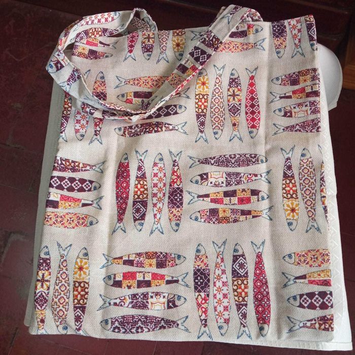 Sacos em pano decorados com vários motivos. Peças artesanais.