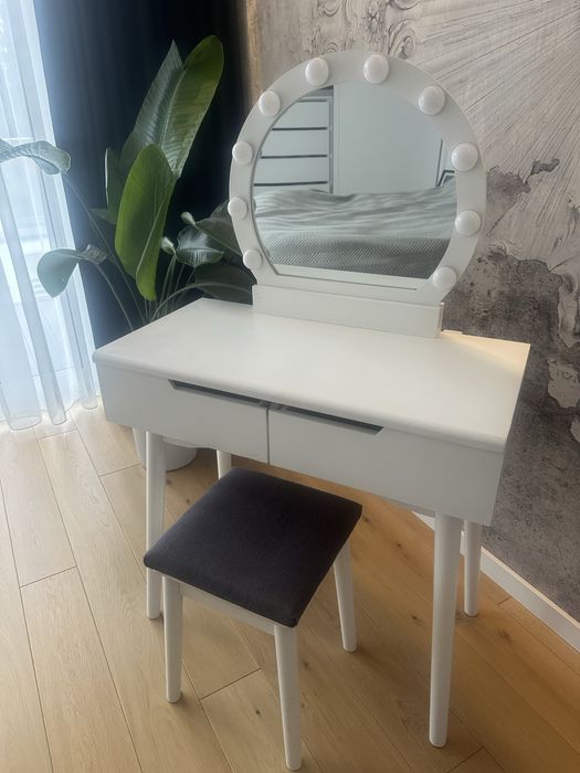 Toaletka do makijażu z oświetleniem + krzesełko — komplet