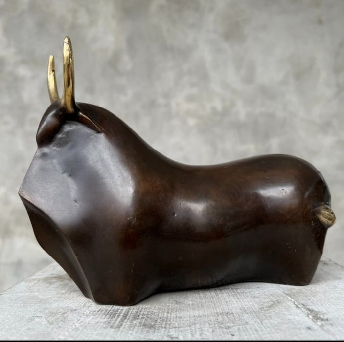 Figurka z brązu, rzeźba przedstawiająca byka, dekoracja,  3,3.kg