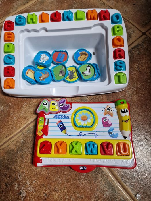 Mesa escolar aprende a ler