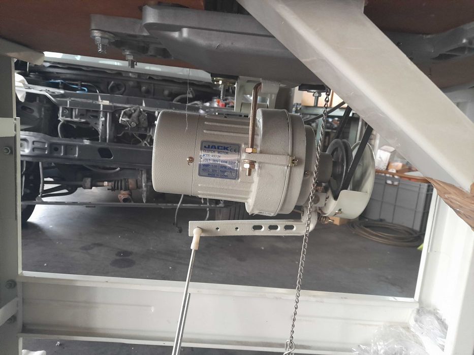 Máquina de corte e cose