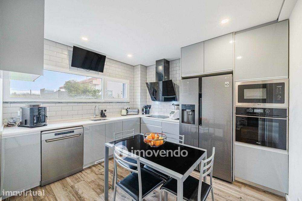 Moradia T3+1 moderna e exclusiva, com garagem e jardim, em Porto Salvo