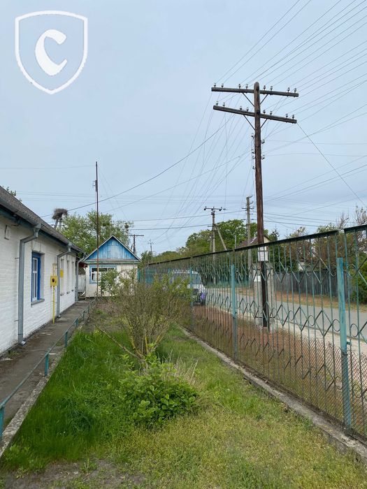 Продається комерційне приміщення з ділянкою.