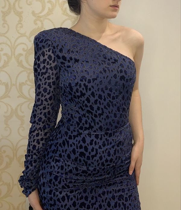 Коротке плаття з відкритим плечем