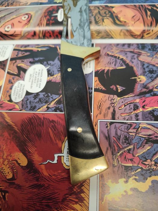 Nóż z grawerem wilkołaka