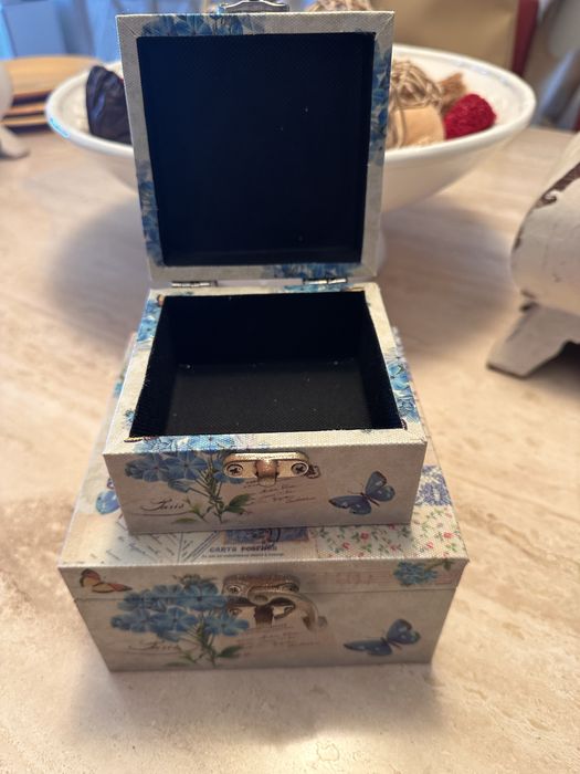 Vendo 2 caixas para decoracao e guarda - joias