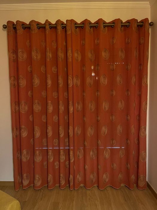 Vendo cortinados incluindo os varões.