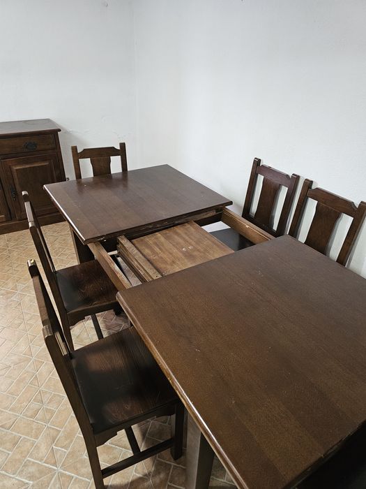 Mesa de jantar em madeira