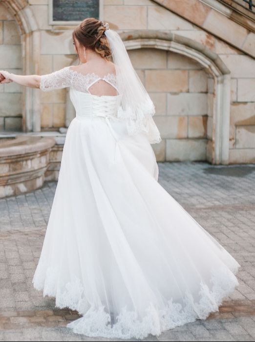 Нежное свадебное платье с кружевным топом