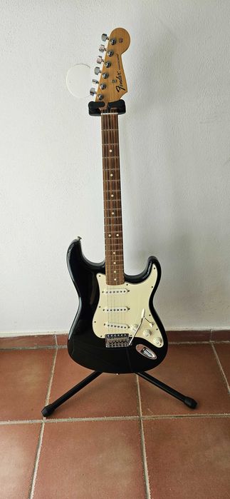 Standard Stratocaster, Pau Ferro Fingerboard, Black