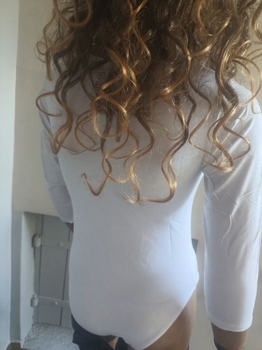 Białe body z długim rękawem