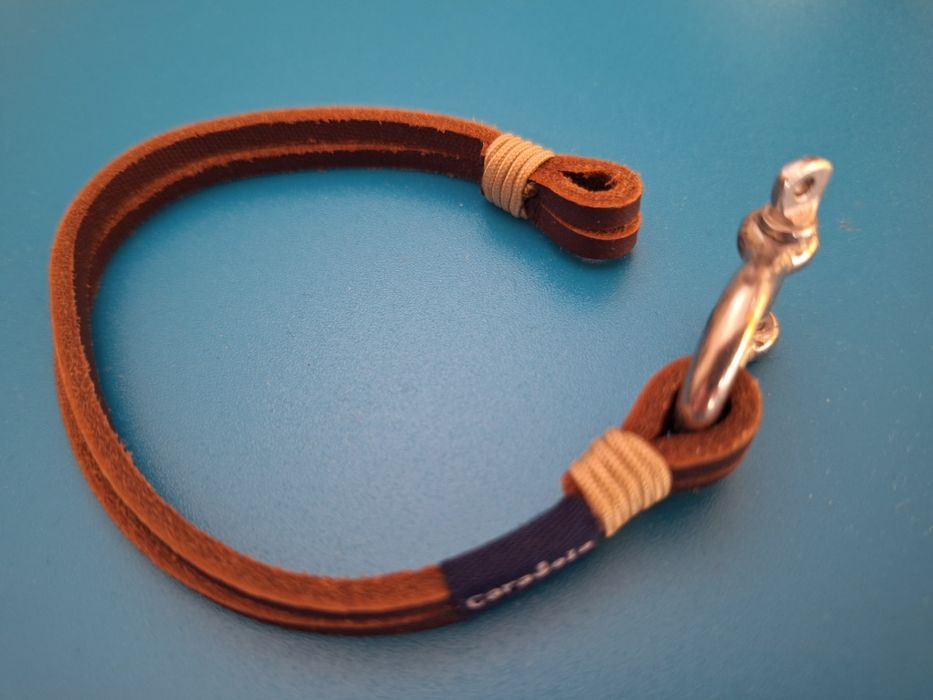 Pulseira Caravela em couro.