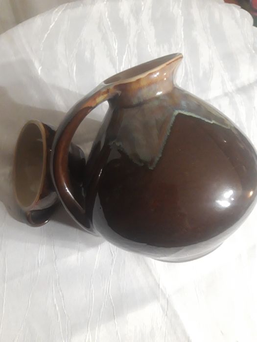 Антикварний кувшин з чашкою