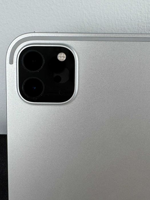 iPad Pro 12.9" (5th generation, 2021, M1 chip) – 256 GB64354156383107123